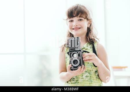 Cute Fotograf Mädchen, dass eine Vintage twin-Spiegelreflexkamera. Stockfoto