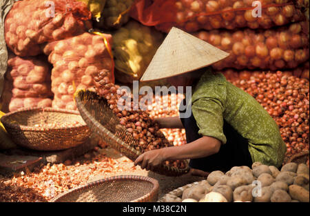 Vietnam. Hanoi. Old Quarter. Frau mit konischen Hut Vorbereitung Gewerkschaften, um zu verkaufen. Stockfoto