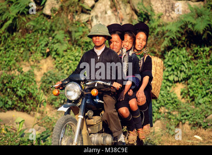 Vietnam. Sapa. Männer und Frauen der Schwarzen Hmong Bergvolk auf alten Russischen motorbicycle (Modell Minsk). Stockfoto