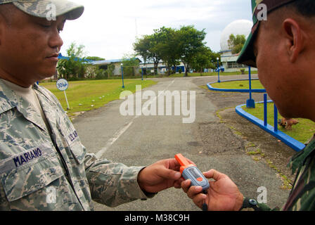 Master Sgt. Eugenio Mariano, Radar Wartungstechniker, 169Th Air Defence Squadron, erläutert die Verwendung eines HF-Detektor zu Philippine Air Force Tech. Sgt. Vince Antipastia, 22.08.2017, Wallace Air Station, Philippinen. Mariano war die Teilnahme an einem nationalen Schutz Partnerschaft Programm Experten Austausch zwischen den HIANG und PAF. (U.S. Air National Guard Foto von älteren Flieger Orlando Corpuz) 170822-Z-PW 099-060 von Texas Air National Guard Stockfoto