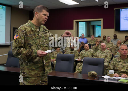 Armee Generalmajor Todd McCaffrey, Kommandierender General der ersten Armee Division Ost, spricht mit seiner Brigade und Division Befehl Teams während der Konferenz die erste Armee Division Ost der Commander, 12.08.23, 2017 in Fort Knox, Ky. McCaffrey, auf welche Weise er seine Beobachter Trainer/Ausbilder möchte 170823-Z-TU 749-1024 durch die erste Armee Division Ost Stockfoto