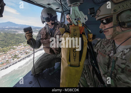 (Nach rechts) Tech. Sgt. Nicholas Poe, 459Th Airlift Squadron spezielle Missionen Flieger und Staff Sgt. Justin Bender, 374 Operations Support Squadron überleben, Steuerhinterziehung, Widerstand und Flucht Spezialist prüfen, ob ein Wald penetrator über Sagami Bay, Japan, Sept. 1, 2017, während der 2017 große Rettung Kanagawa Katastrophenvorsorge Bohren. Flieger von der 459 als demonstrierten ihre Rettung Fähigkeiten unter lokalen Teilnehmer während der Grossen Rettung Kanagawa zum ersten Mal. (U.S. Air Force Foto von Yasuo Osakabe) Soldaten während 2017 große Rettung Kanagawa Disaster Zug # FIRMA PACOM Stockfoto