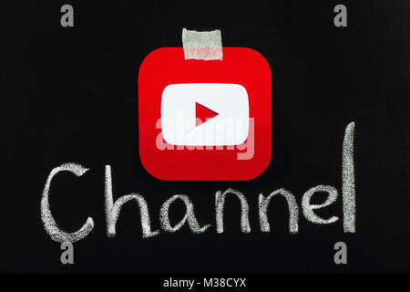 Kiew, Ukraine - 4. September 2017: Youtube Symbol auf Papier gedruckt und auf der Tafel mit Kreide Wort Kanal platziert. YouTube ist eine Video-sharing-Website Stockfoto