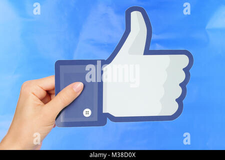 Kiew, Ukraine - 4. September 2017: Hand hält Facebook Logo auf Papier auf blauem Papier Hintergrund gedruckt. Facebook ist ein bekannter social networking Serv Stockfoto