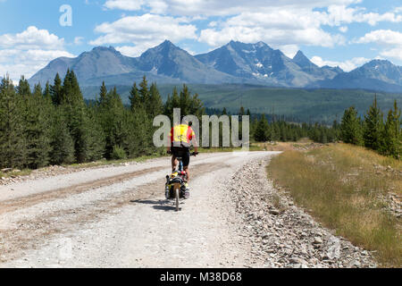 BC 00641-00 ... MONTANA - Tom Kirkendall Radfahren die Große Mountainbike Route auf Forststraße 486 nähert sich Polebridge unterteilen. Stockfoto