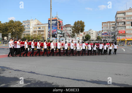 ISTANBUL, Türkei - 29 Oktober, 2017: Studenten März während 29. Oktober Tag der Republik der Türkei Parade in Vatan Avenue Stockfoto