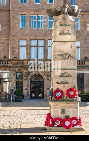 Ehemalige Matrosen Home, jetzt Malmaison Hotel. Schottland Merchant Navy Memorial und Poppy Kränze, das Ufer Leith, Edinburgh, Schottland, Großbritannien Stockfoto