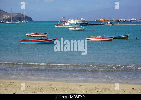 Fischerboote, Mindelo, Sao Vincente, Blick auf die Insel Santo Antao, Kap Verde Stockfoto