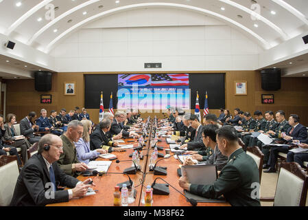 Verteidigungsminister Jim Mattis und Vorsitzende des Generalstabs Marine Gen. Joseph Dunford besuchen eine der 49. Sicherheit Beratende Versammlung mit ihren koreanischen Kollegen Minister Song Young-Moo und Air Force General Jeong Kyeong-doo im Verteidigungsministerium in Seoul, Südkorea, Okt. 28, 2017 gehostet wird. (DoD Foto von US-Armee Sgt. Amber I. Smith) Verteidigungsminister, Vorsitzender Generalstabs teilnehmen 49. Sicherheit Beratenden Tagung in Seoul, Südkorea von # FIRMA PACOM Stockfoto