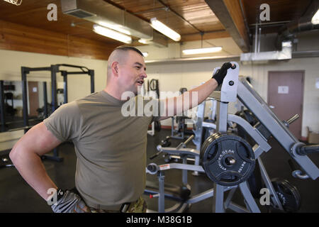 Zu einem Lebensstil, der auf Disziplin und Stabilität, Wyoming Army National Guard Master Sgt. Joshua Phillips trat der Wachmann am 17. Der gebürtige Amerikaner mit zwei kriegszeiten Bereitstellungen unter seinem Riemen freut sich auf mehr Verantwortung in der Organisation. (Wyoming Army National Guard Foto von Sgt. 1. Klasse Jimmy McGuire) 171102-Z-CG 686-0001 durch wyoguard Stockfoto