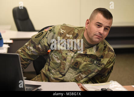 Zu einem Lebensstil, der auf Disziplin und Stabilität, Wyoming Army National Guard Master Sgt. Joshua Phillips trat der Wachmann am 17. Der gebürtige Amerikaner mit zwei kriegszeiten Bereitstellungen unter seinem Riemen freut sich auf die weitere größere Verantwortung in der Organisation. (Wyoming Army National Guard Foto von Sgt. 1. Klasse Jimmy McGuire) 171103-Z-CG 686-0001 durch wyoguard Stockfoto