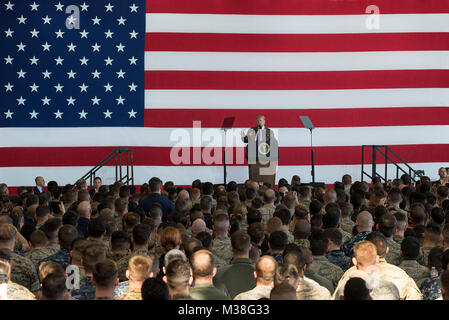 Präsident Donald J. Trumpf spricht die Mitglieder und ihre Familien während einer Truppe Sprechen, Nov. 5, 2017, in Yokota Air Base, Japan. Präsident Trump sprach von der Bedeutung der Freundschaft zwischen den Vereinigten Staaten und Japan. (U.S. Air Force Foto von älteren Flieger Donald Hudson) POTUS mit Service Mitglieder und Familien bei Yokota Air Base, Japan spricht von # FIRMA PACOM Stockfoto
