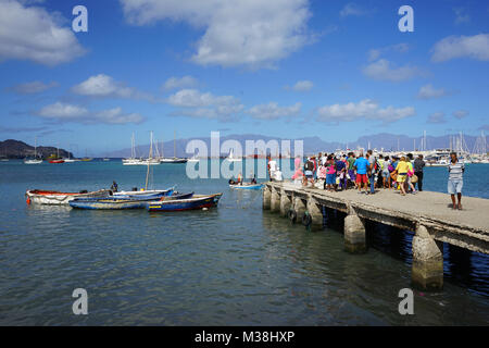 Leute, die sich die Fischer, die Fische auf dem Fischmarkt in Mindelo Stockfoto