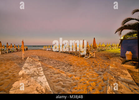 Blick auf das Meer vor Sonnenschirme und Liegestühle in einem badehaus an der Adria Küste Stockfoto