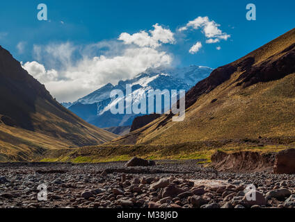 Aconcagua und Fluss Horcones Aconcagua Provincial Park, zentralen Anden, in der Provinz Mendoza, Argentinien Stockfoto