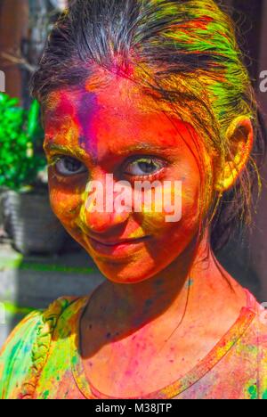 Ein kleines Mädchen in Farbe pulverbeschichtet, die während der Feier der hinduistischen Frühlingsfest Holi in Neu Delhi, Indien. Stockfoto