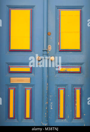 Alte bemalten Tür. Lebendige Farben, Gelb und Blau. Stockfoto