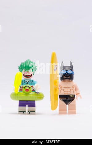 Lego Batman und Joker auf Urlaub, auf weißem Hintergrund. Stockfoto