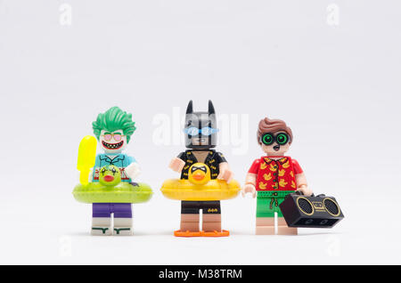 Lego Batman, Robin und Joker auf Urlaub, auf weißem Hintergrund. Stockfoto