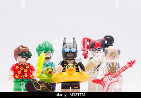 Lego Batman, Robin, Joker, Harley Quinn und Alfred auf weißem Hintergrund. Stockfoto