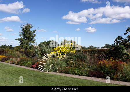 RHS Wisley HERBST GRENZEN Stockfoto