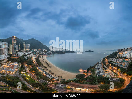 Ansicht der Repulse Bay Beach in Hongkong. In der Nacht. Stockfoto