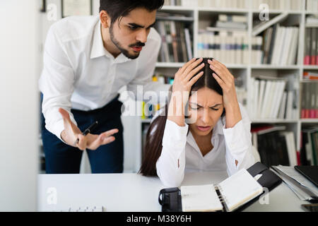 Angry Chef an seine Mitarbeiter im Büro schreien Stockfoto