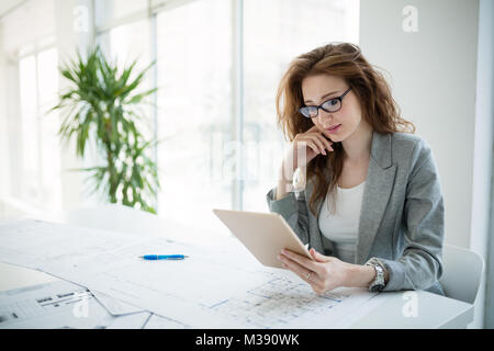 Portrait von attraktiven Geschäftspartner mit Tablet Stockfoto