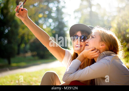 Urban Freundinnen ein selfie im Park Stockfoto