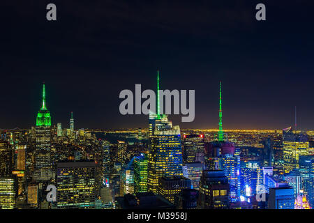 Luftaufnahme Nachtpanorama von New York City Innenstadt mit Städtische Wolkenkratzer Stockfoto