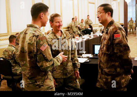 Generalmajor Susan A. Davidson, Kommandierender General des 8 Theater Sustainment Command spricht zu den Teilnehmern des Sachverständigen akademischer Austausch während des 13 Iteration der U.S.-China Disaster management Austausch in Portland, Erz, 14.November. Die jährlichen United States Army Pacific (USARPAC) Sicherheit Zusammenarbeit Ereignis mit der Volksbefreiungsarmee (PLA) ist eine Möglichkeit, den Unterricht zwischen USARPAC und die PLA gelernt zu teilen, um die Produktionskapazitäten den sich Naturkatastrophen in der pazifischen Region reagieren zu erhöhen. (U.S. Armee Foto von Kapitän John D. Howard jr.) USA, China Disaster Management Exchan Stockfoto