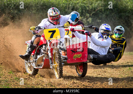 Dorset Classic Jagt - konkurrierende jagt Motorräder mit Beiwagen, mit Geschwindigkeit reisen. Stockfoto