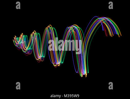 Mehrfarbige Licht Spuren in eine kegelförmige Spirale, was auf ein Weihnachtsbaum oder steigende Bewegung. Stockfoto