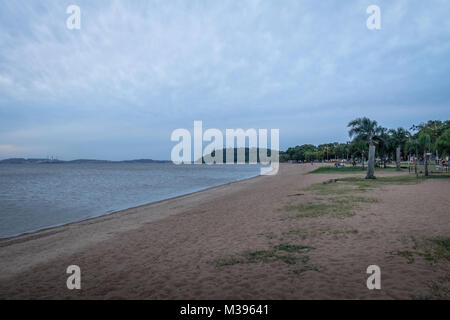 Guaiba Fluss Strand in Ipanema - Porto Alegre, Rio Grande do Sul, Brasilien Stockfoto