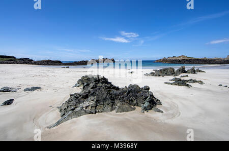 Feiner weißer Sand und diorit Felsen auf Saye Strand in Alderney Channel Islands Stockfoto