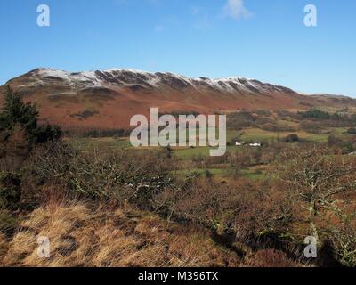 Schneebedeckten Loweswater Fells von brackenthwaite wie, Nationalpark Lake District, Cumbria, Vereinigtes Königreich Stockfoto