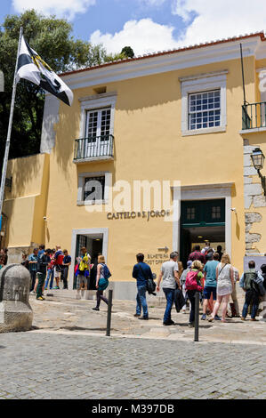 Die Menschen Schlange, um Karten zu kaufen das Castelo de São Jorge, Lissabon, Portugal zu besuchen Stockfoto