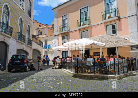 Menschen außerhalb ein Café in Lissabon, Portugal, sitzen Stockfoto