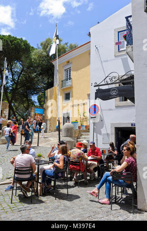 Menschen außerhalb ein Café in Lissabon, Portugal, sitzen Stockfoto