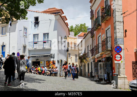 Menschen außerhalb ein Café in Lissabon, Portugal, sitzen Stockfoto