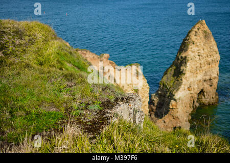 Eine Leiste mit Blick auf die Klippen am Pointe du Hoc mit der felsigen Küste und Meer an der Seite der Schlachten des D-Day Invasion in der Normandie, Frankreich Stockfoto