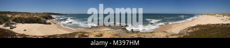 Zusammenfügen von mehreren Fotos Kistenverpackung ein breites Panorama von Malhao Beach in der Nähe von Vila Nova de Milfontes. Blau hellen Himmel, klare Sand und kleinen Wellen des Ozeans. Si Stockfoto