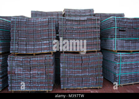 Rote Pflastersteine; vorgefertigte Parkett für Pflaster- und Straßenbau Stockfoto