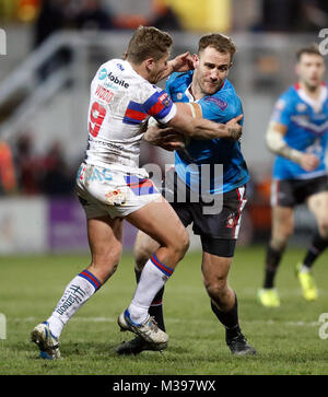 Salford Red Devils' Lee Funk wird von Wakefield Trinity Kyle Holz während der Betfred Super League Spiel im Belle Vue Stadium, Salford in Angriff genommen. Stockfoto