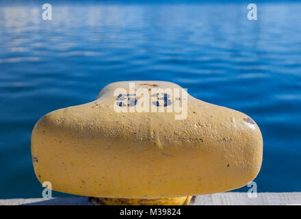 Marine Anlegestellen Poller zu sichern Boote zu einem Kai im Hafen. Stockfoto