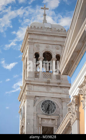 Glockenturm der St.-Nikolaus-Kirche in Hermoupolis Syros. Das Wahrzeichen der Stadt. Stockfoto