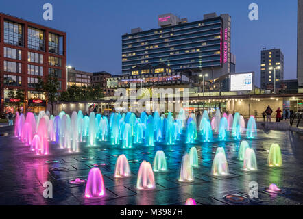 Farbige Brunnen bei Nacht, Piccadilly, Manchester, Greater Manchester, England, Großbritannien Stockfoto