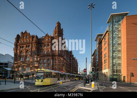 Metrolink Tram Passing The Midland Hotel, Manchester, Greater Manchester, England, Großbritannien Stockfoto