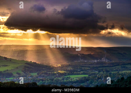 Sonnenstrahlen über die Hoffnung Tal, Nationalpark Peak District, Derbyshire, England, Großbritannien Stockfoto