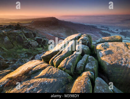 Winter Dawn von curbar Kante, Nationalpark Peak District, Derbyshire, England, Großbritannien Stockfoto